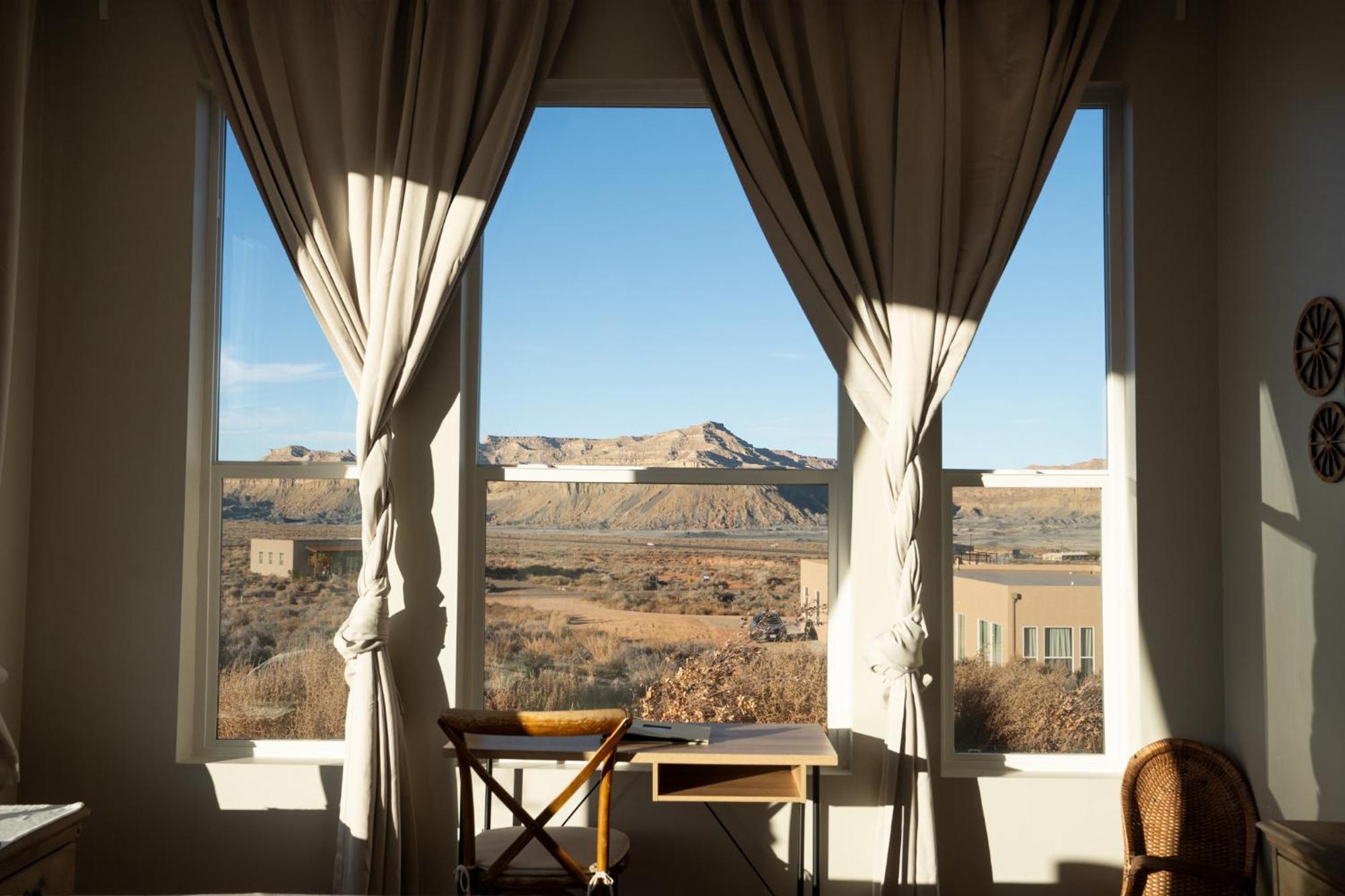 Page Arizona Border Town- Grand Serenity Room With Mesa Views ビッグ・ウォーター エクステリア 写真
