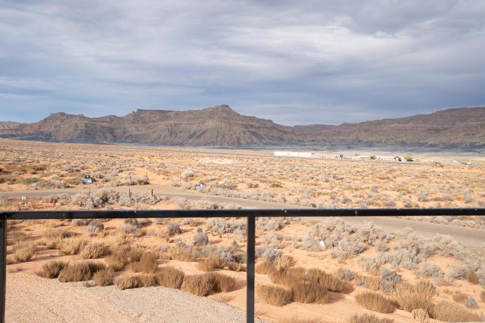 Page Arizona Border Town- Grand Serenity Room With Mesa Views ビッグ・ウォーター エクステリア 写真